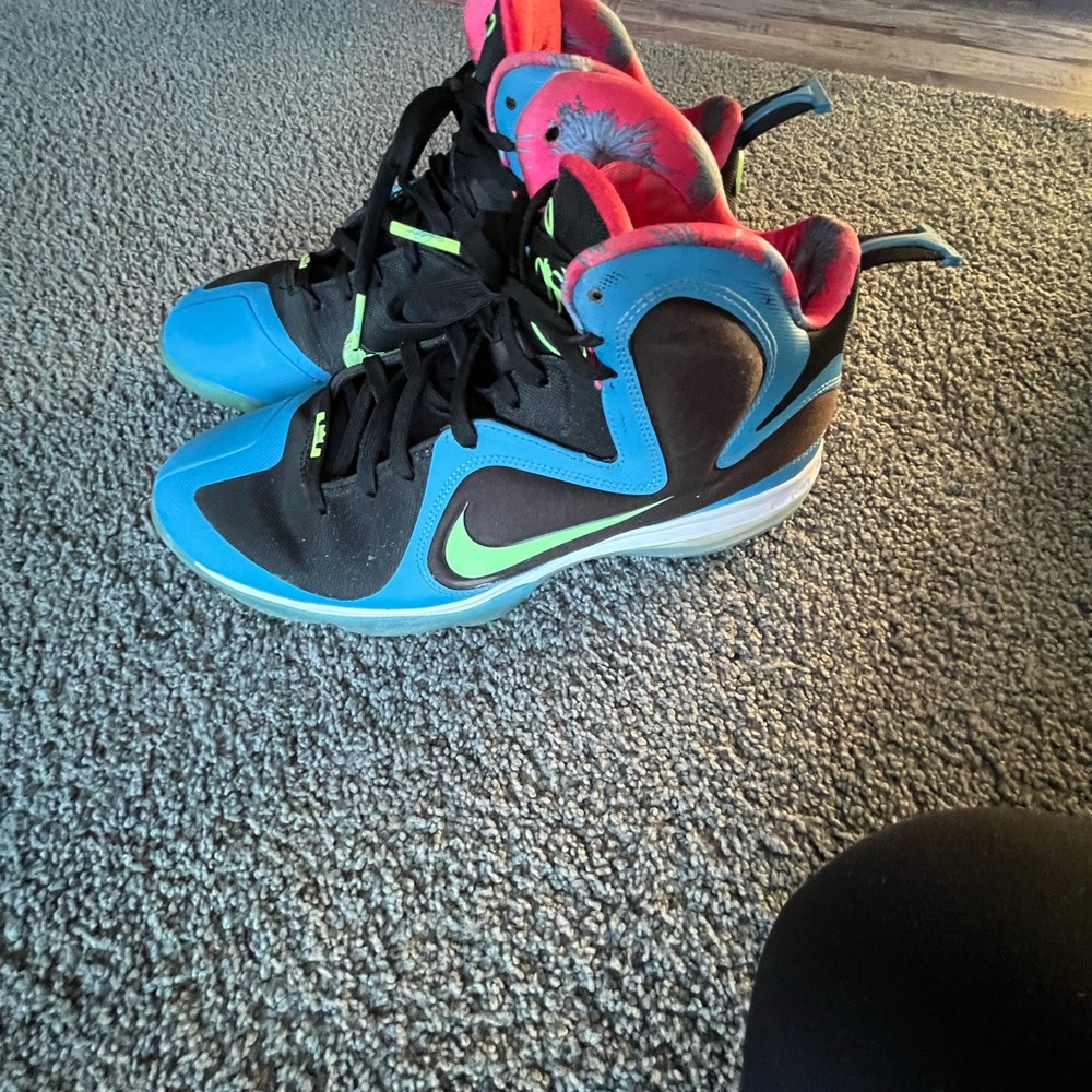 Men’s Nike LeBron 9 "South Coast" basketball sneakers